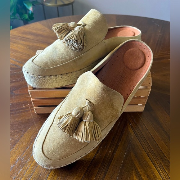 Gentle Souls by Kenneth Cole Tassel Mules - Picture 1 of 12